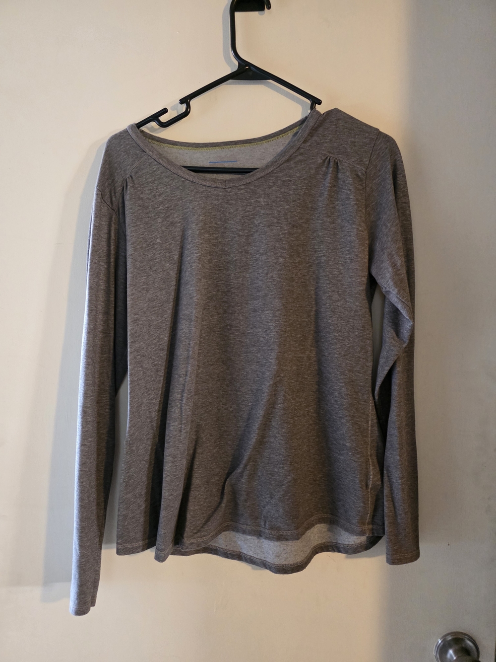 Columbia Gray Long Sleeve Scoop Neck Performance Top